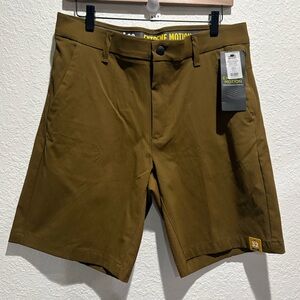 LEE EXTREME MOTION* OLIVE/BROWN COLOR* MEN SHORTS SIZE 32*‎ NWT*